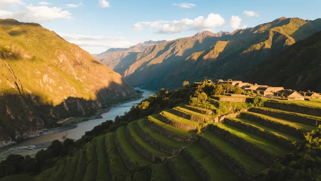 Vista panorámica del Valle Sur del Cusco con terrazas incas y montañas al fondo