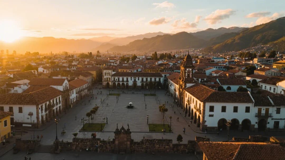 Vista aérea de la Plaza de Armas de Cusco con arquitectura colonial y montañas al fondo.