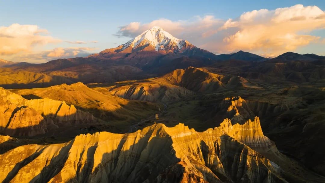 Vista aérea del bosque de piedras de Palccoyo con el Ausangate al fondo