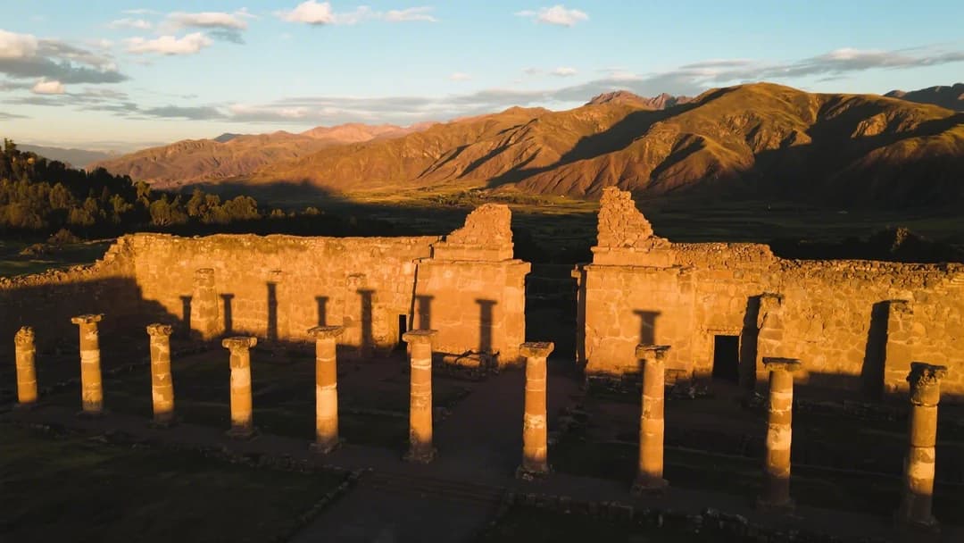 Vista del Templo de Huiracocha en el Parque Arqueológico de Raqchi